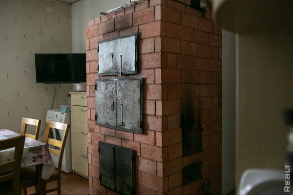 «Летом здесь гул — как на аэродроме». Семья переехала из столицы в старый дом в глухой деревне — и не жалеет