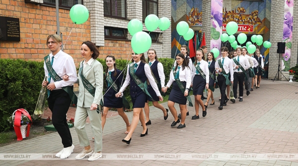 Последний звонок прозвенел для 9,5 тыс. одиннадцатиклассников области. Репортаж из Бреста Последний звонок прозвенел для 9,5 тыс. одиннадцатиклассников области. Репортаж из Бреста