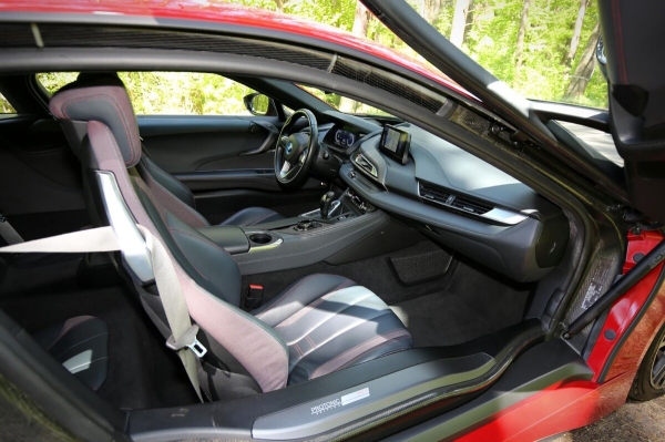 22-летний парень из Жодино купил BMW i8 за $100 тысяч — доволен?