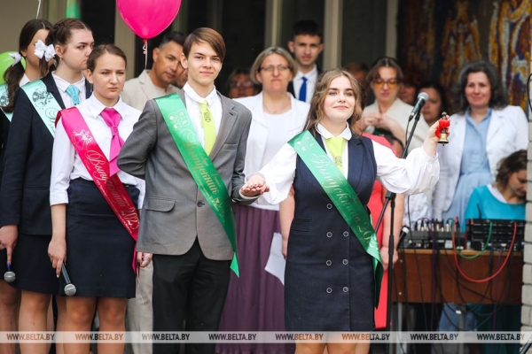 Последний звонок прозвенел для 9,5 тыс. одиннадцатиклассников области. Репортаж из Бреста Последний звонок прозвенел для 9,5 тыс. одиннадцатиклассников области. Репортаж из Бреста