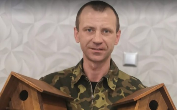 Житель Барановичей сам делает и вешает скворечники Житель Барановичей сам делает и вешает скворечники