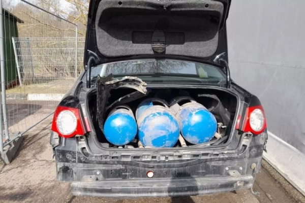 Белоруска сказала таможне, что не везет ничего запретного, но в баллонах нашли 1500 пачек сигарет Белоруска сказала таможне, что не везет ничего запретного, но в баллонах нашли 1500 пачек сигарет