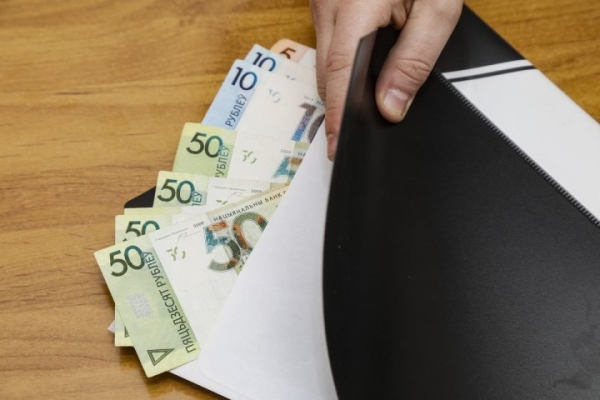 Работникам одного из известных медцентров платили зарплату в «конвертах»