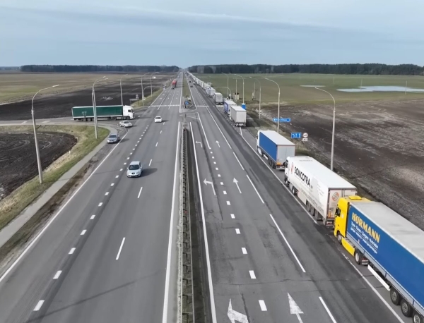 Очередь из фур уже практически достигла деревни Федьковичи в Жабинковском районе, которая расположена на трассе М1