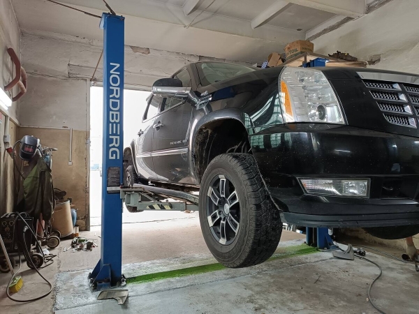 «Все гофры с проводкой посечены песком!». Белорусу так отпескоструили Cadillac, что у машины отказала электроника и кузов начал ржаветь