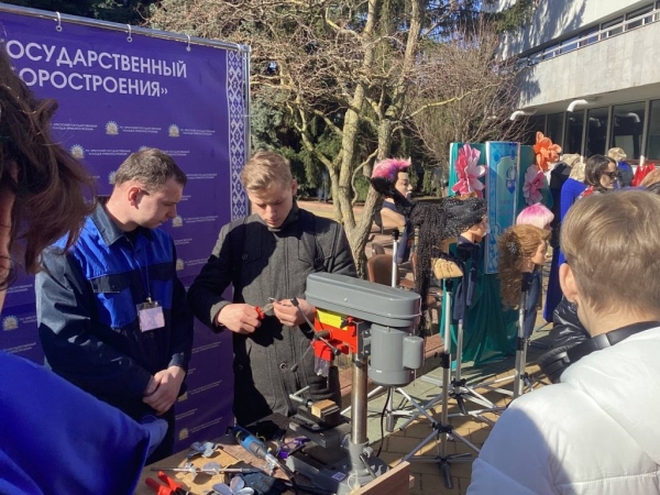 Стало известно, что за «движ» сейчас на улице у горисполкома в Бресте Стало известно, что за «движ» сейчас на улице у горисполкома в Бресте