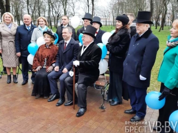 Именную скамейку Ленинского района торжественно открыли в Бресте Именную скамейку Ленинского района торжественно открыли в Бресте