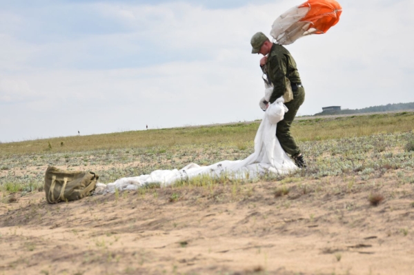 На полигоне «Брестский» более сотни военнослужащих cовершили прыжки с парашютом из самолета