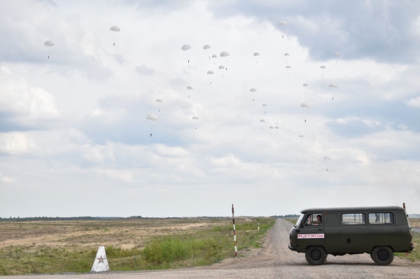На полигоне «Брестский» более сотни военнослужащих cовершили прыжки с парашютом из самолета