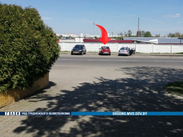 В Гродно машина «прижала» хозяина к забору