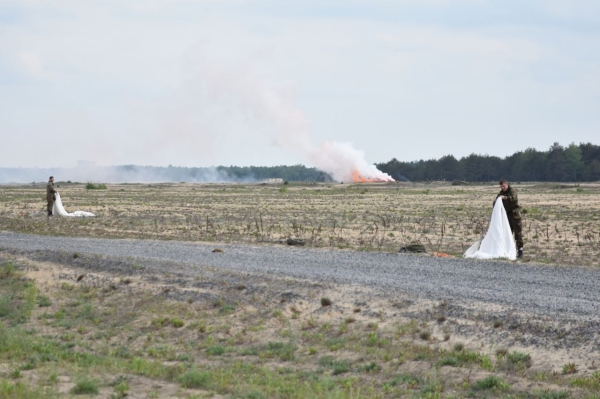 На полигоне «Брестский» более сотни военнослужащих cовершили прыжки с парашютом из самолета