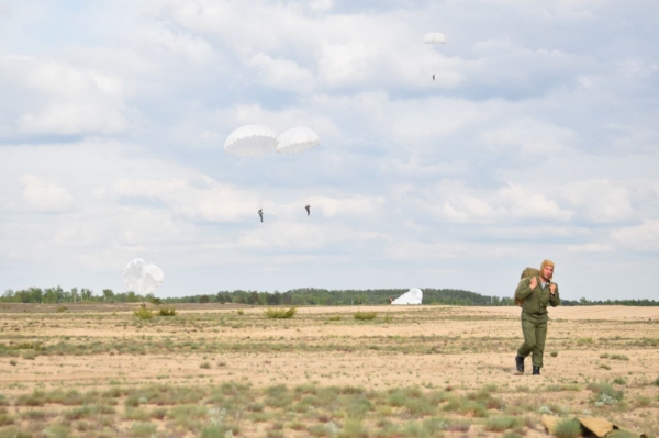 На полигоне «Брестский» более сотни военнослужащих cовершили прыжки с парашютом из самолета