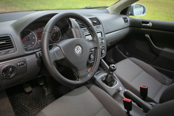 «Брал новым у дилера в 2009 году». Белорус показал VW Jetta 1.9 TDI, который до сих пор обслуживает у «официалов» «Брал новым у дилера в 2009 году». Белорус показал VW Jetta 1.9 TDI, который до сих пор обслуживает у «официалов»