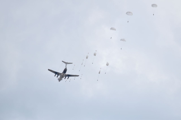 На полигоне «Брестский» более сотни военнослужащих cовершили прыжки с парашютом из самолета