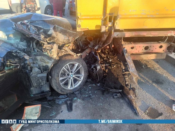 Жесткое ДТП в Минске: водитель BMW врезался в припаркованный грузовик Жесткое ДТП в Минске: водитель BMW врезался в припаркованный грузовик
