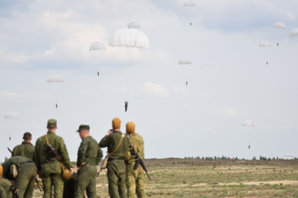 На полигоне «Брестский» более сотни военнослужащих cовершили прыжки с парашютом из самолета