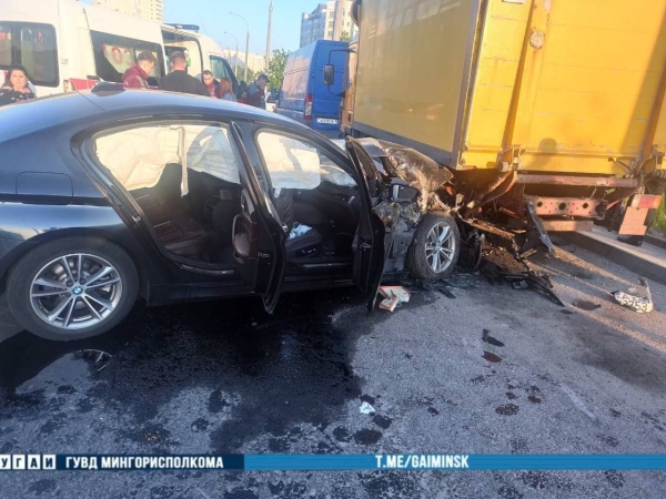 Жесткое ДТП в Минске: водитель BMW врезался в припаркованный грузовик Жесткое ДТП в Минске: водитель BMW врезался в припаркованный грузовик