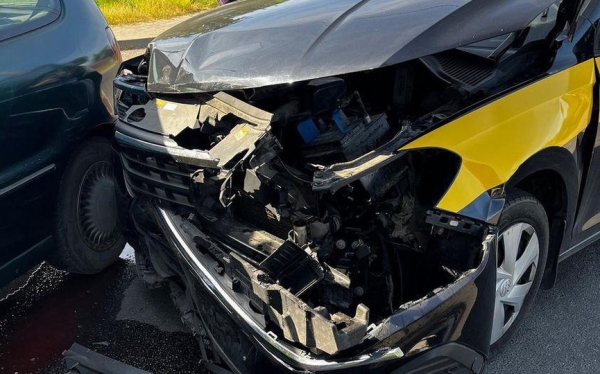 Такси в Барановичах «пролетело» под знак «Стоп» и протаранило легковушку с детьми Такси в Барановичах «пролетело» под знак «Стоп» и протаранило легковушку с детьми