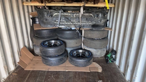 Тачка из США. Белорус купил сразу два битых Ford Taurus, чтоб сделать один. Узнали, сколько заплатил