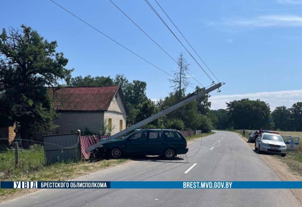 В Березовском районе водитель из Кобринского района снес столб. Стали известны подробности