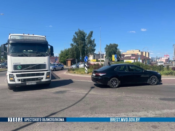 В Бресте водитель Toyota не уступил дорогу грузовому автомобилю В Бресте водитель Toyota не уступил дорогу грузовому автомобилю