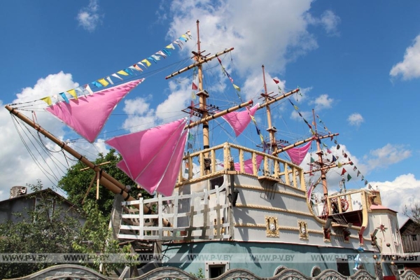 Романтика! В Пинске на арт-объекте «Корабль» подняли паруса