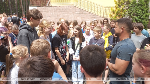 Начинал тренировки в самодельном спортзале. Виктор Братченя рассказал детям о своем пути к успеху