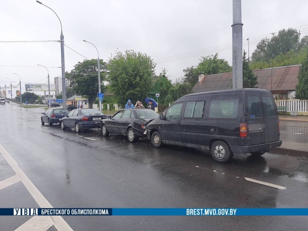 «Паровозик» из четырех машин в городе Бресте «Паровозик» из четырех машин в городе Бресте
