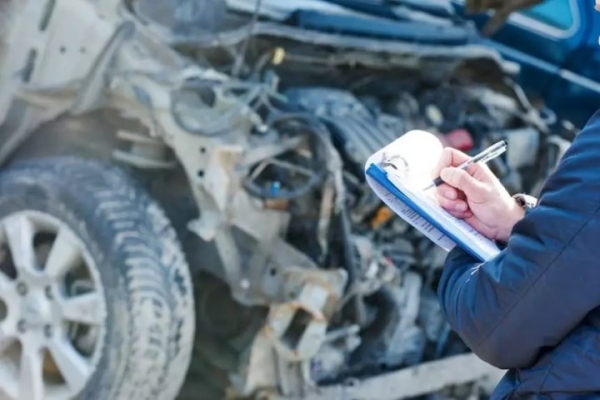 Оценщик авто принял «благодарность» от клиента: пакет с коньяком, банкой икры и форелью. Осудили обоих