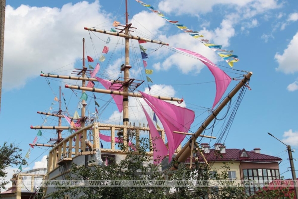 Романтика! В Пинске на арт-объекте «Корабль» подняли паруса