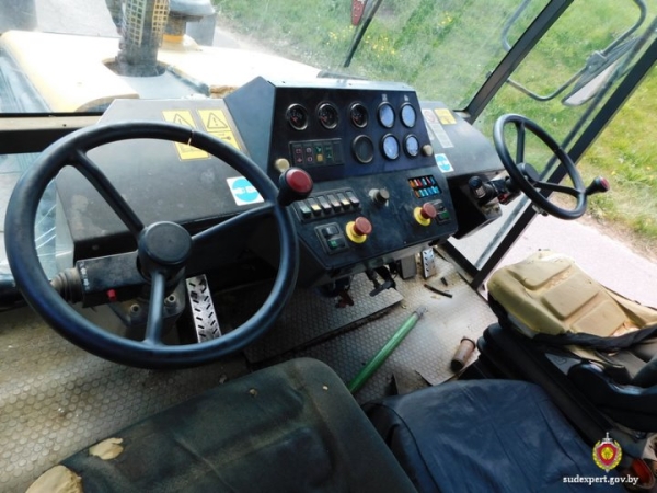 Компания подростков взяла дорожный каток, чтобы на нем прокатиться. На второй раз «спалились» Компания подростков взяла дорожный каток, чтобы на нем прокатиться. На второй раз «спалились»