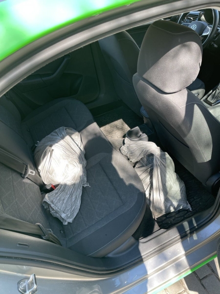 «За 3 часа посчитали только половину». Парень принес 12-литровое ведро монет в банк «За 3 часа посчитали только половину». Парень принес 12-литровое ведро монет в банк