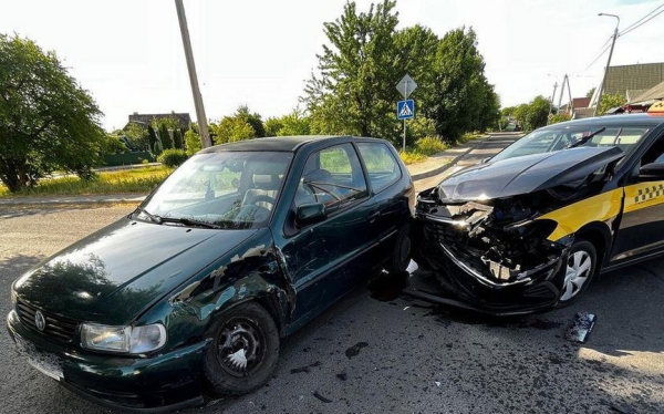 Такси в Барановичах «пролетело» под знак «Стоп» и протаранило легковушку с детьми Такси в Барановичах «пролетело» под знак «Стоп» и протаранило легковушку с детьми
