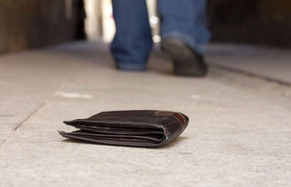 Мужчина забрал потерянный кошелек, вернул его владельцу, но все равно нажил себе неприятностей Мужчина забрал потерянный кошелек, вернул его владельцу, но все равно нажил себе неприятностей