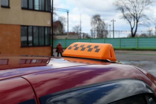 Таксист взял 1000 долларов у пассажирки, чтобы уладить ее вопрос с ГАИ. Но потратил деньги на костюм жене и кредит Таксист взял 1000 долларов у пассажирки, чтобы уладить ее вопрос с ГАИ. Но потратил деньги на костюм жене и кредит