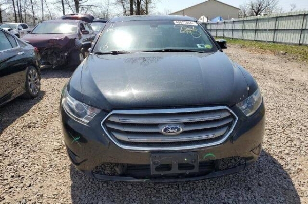 Тачка из США. Белорус купил сразу два битых Ford Taurus, чтоб сделать один. Узнали, сколько заплатил