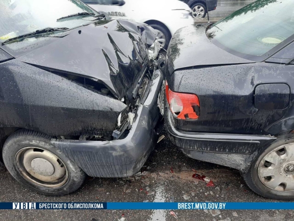 «Паровозик» из четырех машин в городе Бресте «Паровозик» из четырех машин в городе Бресте