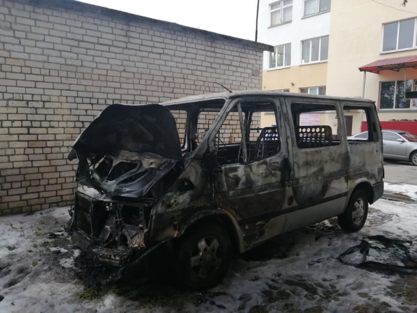 В Пинске сгорел микроавтобус