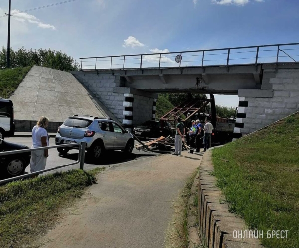 В Барановичах с большегруза на легковушку упала металлическая конструкция
