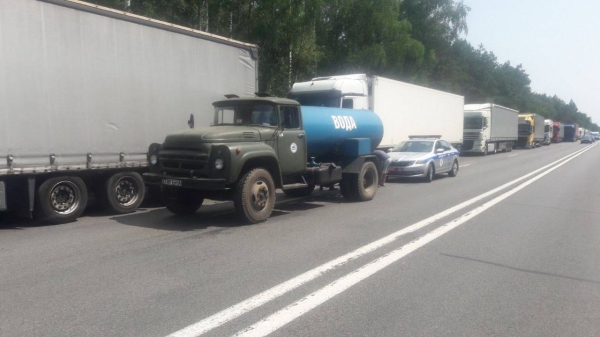 Дальнобойщиков, которые стоят в очереди на границе под Брестом, обеспечили водой Дальнобойщиков, которые стоят в очереди на границе под Брестом, обеспечили водой