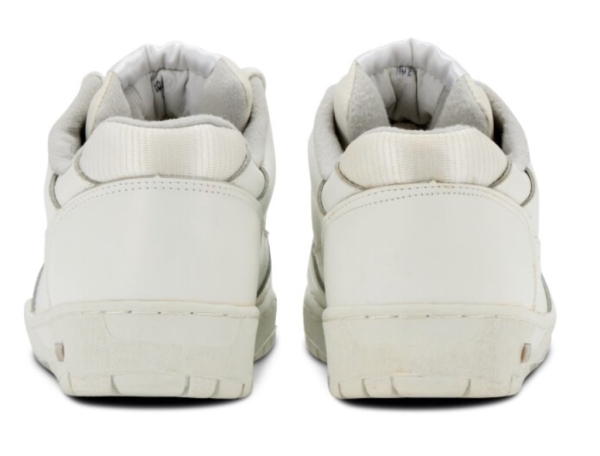 Стоят как пятьдесят iPhone. 30-летние кроссовки Apple выставили на аукцион Стоят как пятьдесят iPhone. 30-летние кроссовки Apple выставили на аукцион