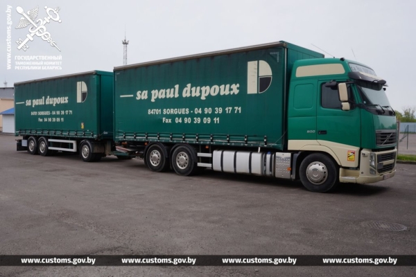 Цену занизили в четыре раза. Комбайн и автопоезд из Литвы задержали в «Козловичах»