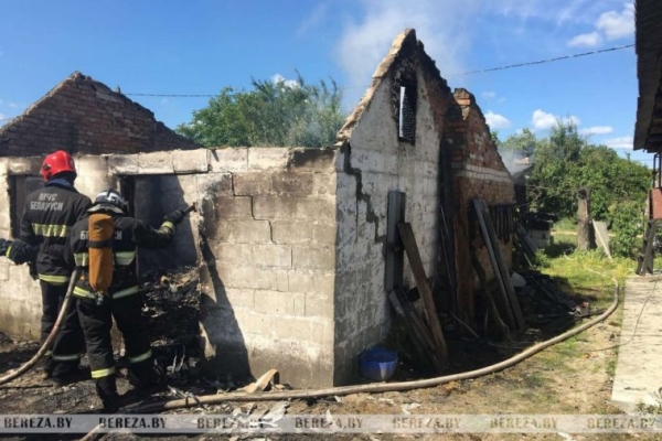 В Березовском районе горела хозпостройка с автомобилем
