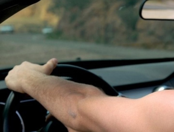 Неожиданный вопрос: можно ли летом водить авто голыми? Что говорит закон Неожиданный вопрос: можно ли летом водить авто голыми? Что говорит закон