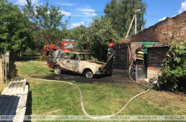 В Березовском районе горела хозпостройка с автомобилем
