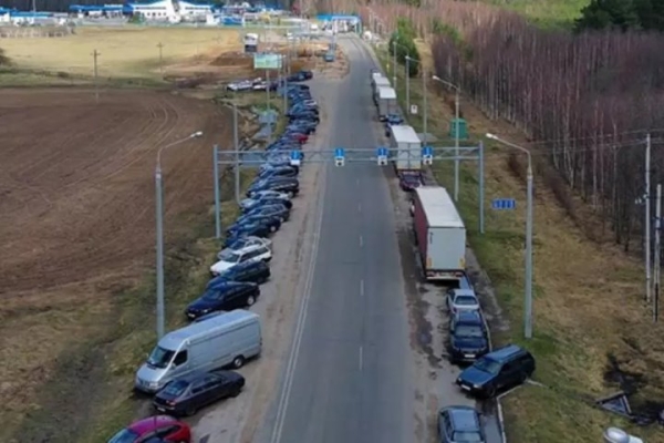 Некоторые водители у ПП «Бенякони» получают штраф до 10 базовых, а кому-то блокируют колеса. За что