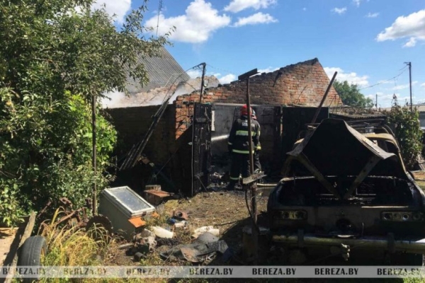 В Березовском районе горела хозпостройка с автомобилем