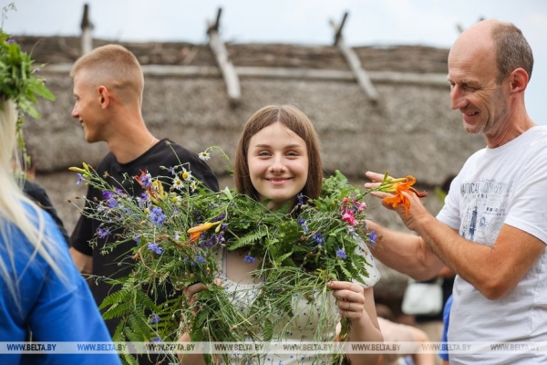 «Хочется больше народных праздников». Шумно и весело отметили Купалье в Беловежской пуще «Хочется больше народных праздников». Шумно и весело отметили Купалье в Беловежской пуще
