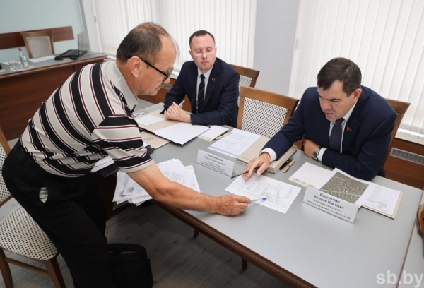 Земельные споры, энергоснабжение – с какими проблемами обратились брестчане к Ермоловичу на приеме граждан Земельные споры, энергоснабжение – с какими проблемами обратились брестчане к Ермоловичу на приеме граждан