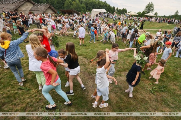 «Хочется больше народных праздников». Шумно и весело отметили Купалье в Беловежской пуще «Хочется больше народных праздников». Шумно и весело отметили Купалье в Беловежской пуще
